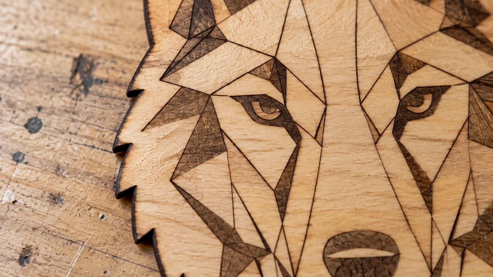 Zbliżenie tego samego geometrycznego ornamentu z wilkiem i grawerowanymi detalami pyska