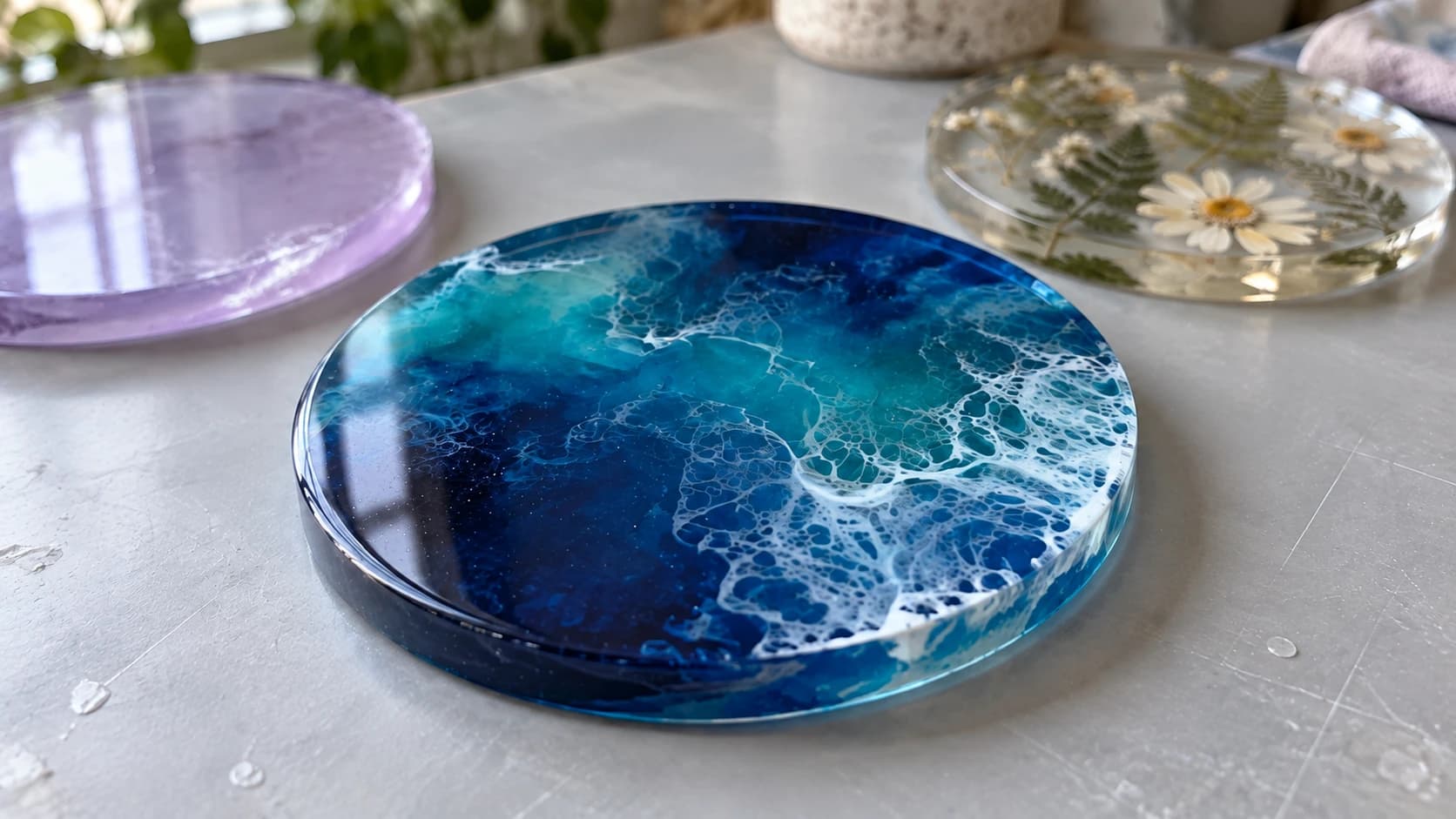 Vue rapprochée du dessous-de-verre en résine bleue avec de fins filaments blancs sur sa surface lisse durcie