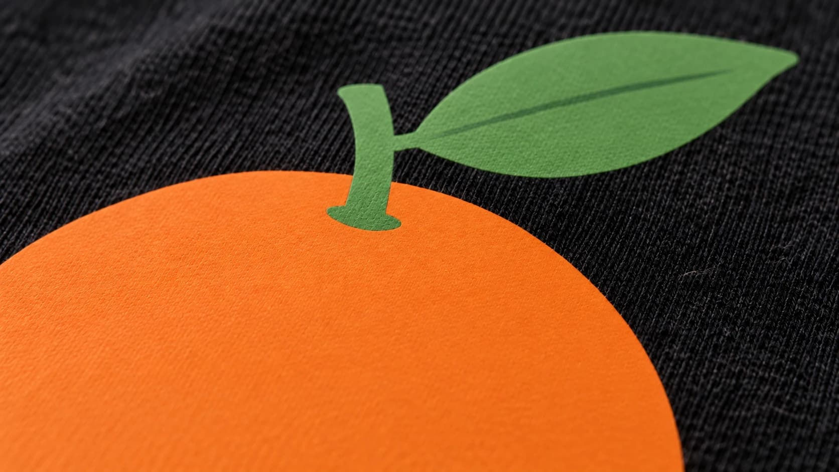 Tynd orange og grøn varmeoverføringsvinyl på den sorte skjorte